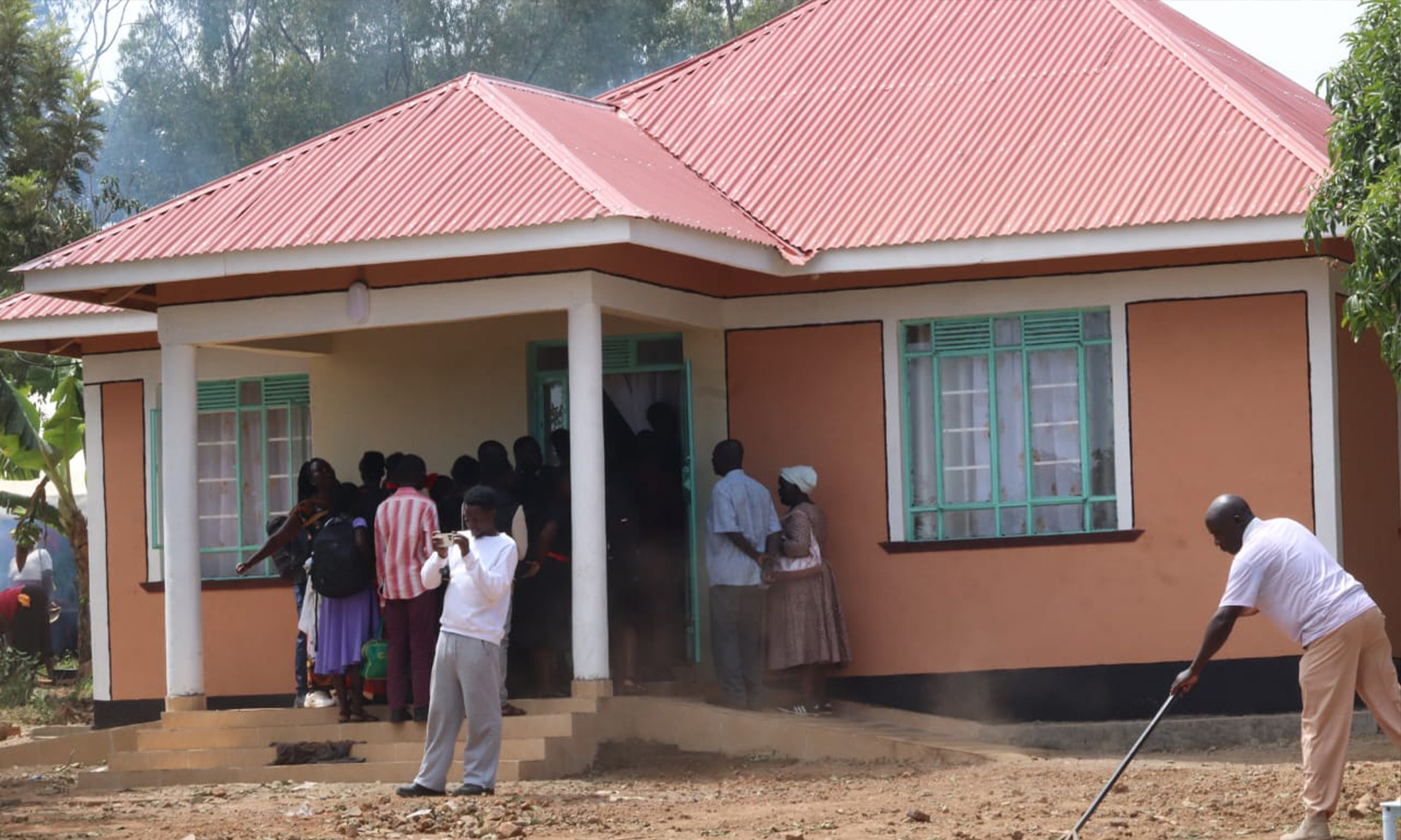 Serikali yajengea babake Albert nyumba mpya, yaweka pia stima
