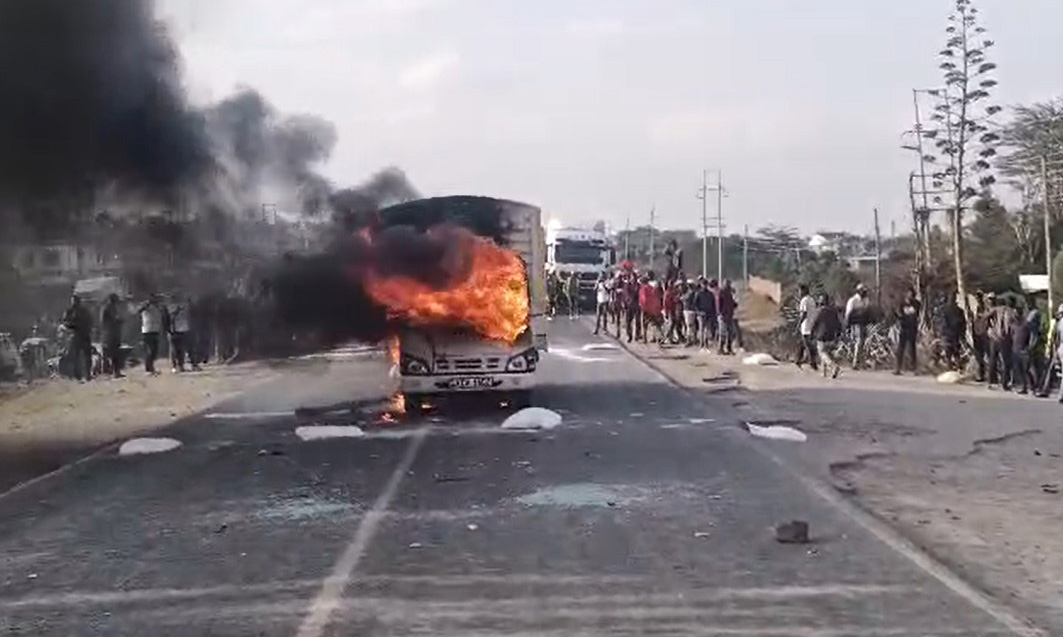 Wakazi wachoma lori lililogonga na kuua mama na mwanawe Namanga