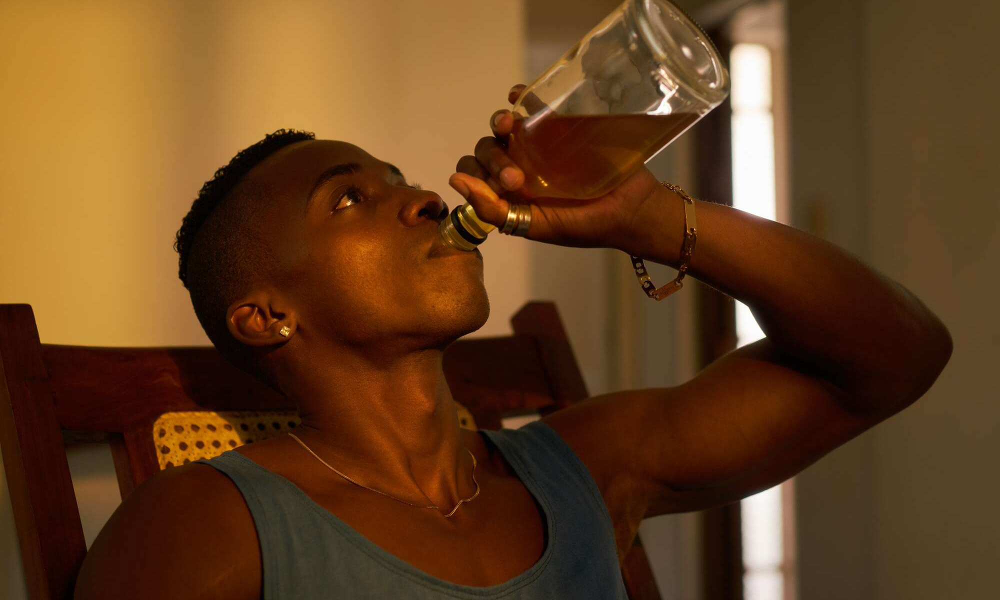 Lofa aliyeiba chupa ya pombe anunuliwa kreti amalize