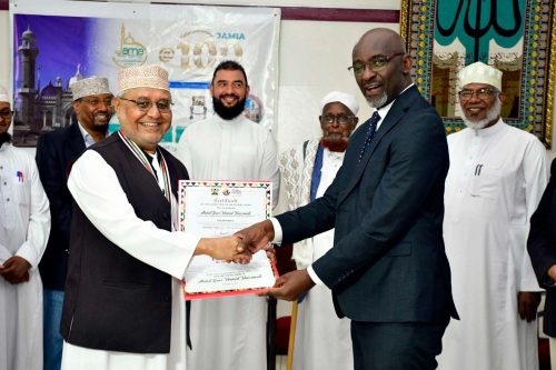 Furaha Katibu wa Msikiti wa Jamia akipewa tuzo ya hadhi ya Mashujaa