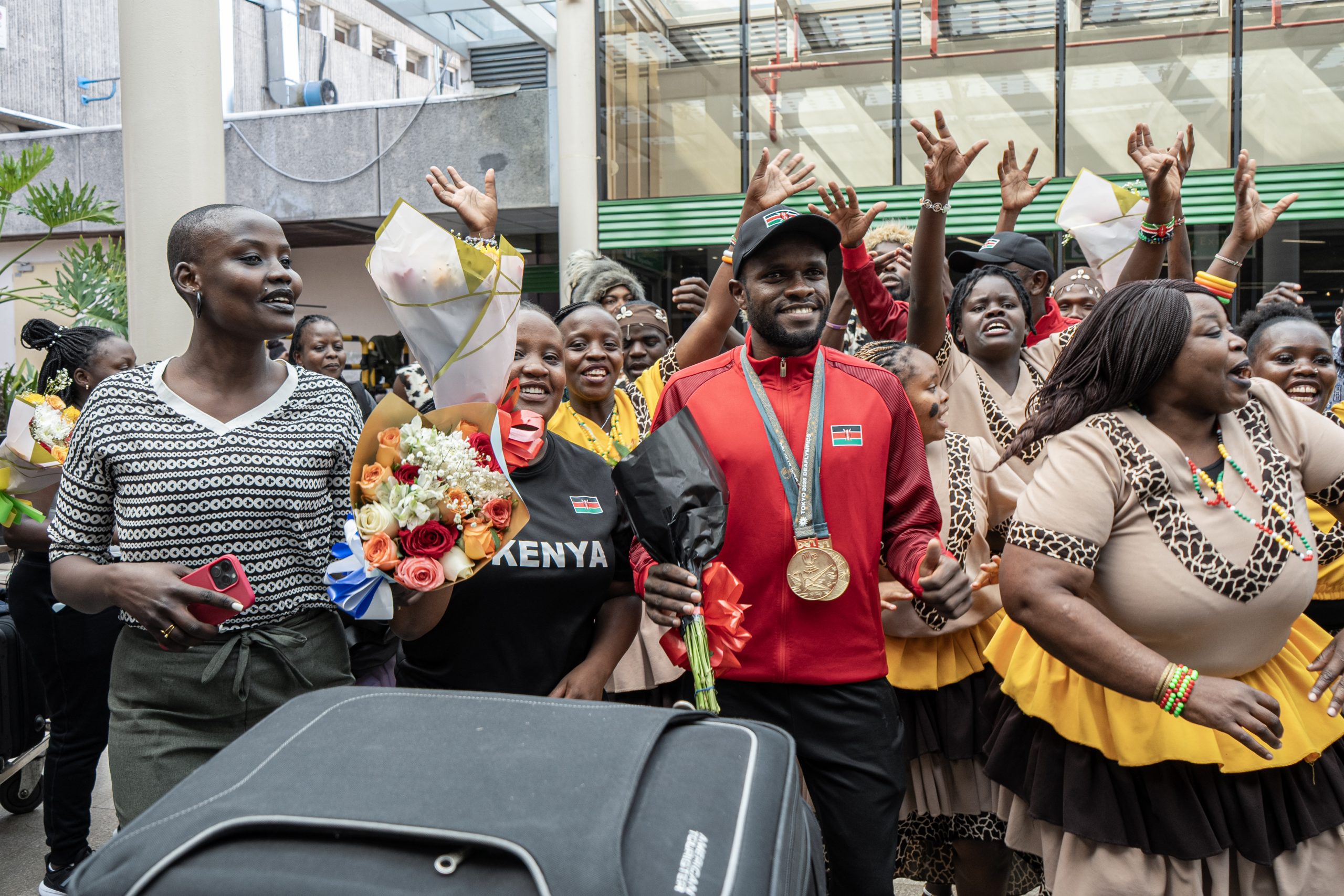 Wambui alakiwa na madereva wenzake wa teksi baada ya kutwaa dhahabu Olimpiki za Viziwi