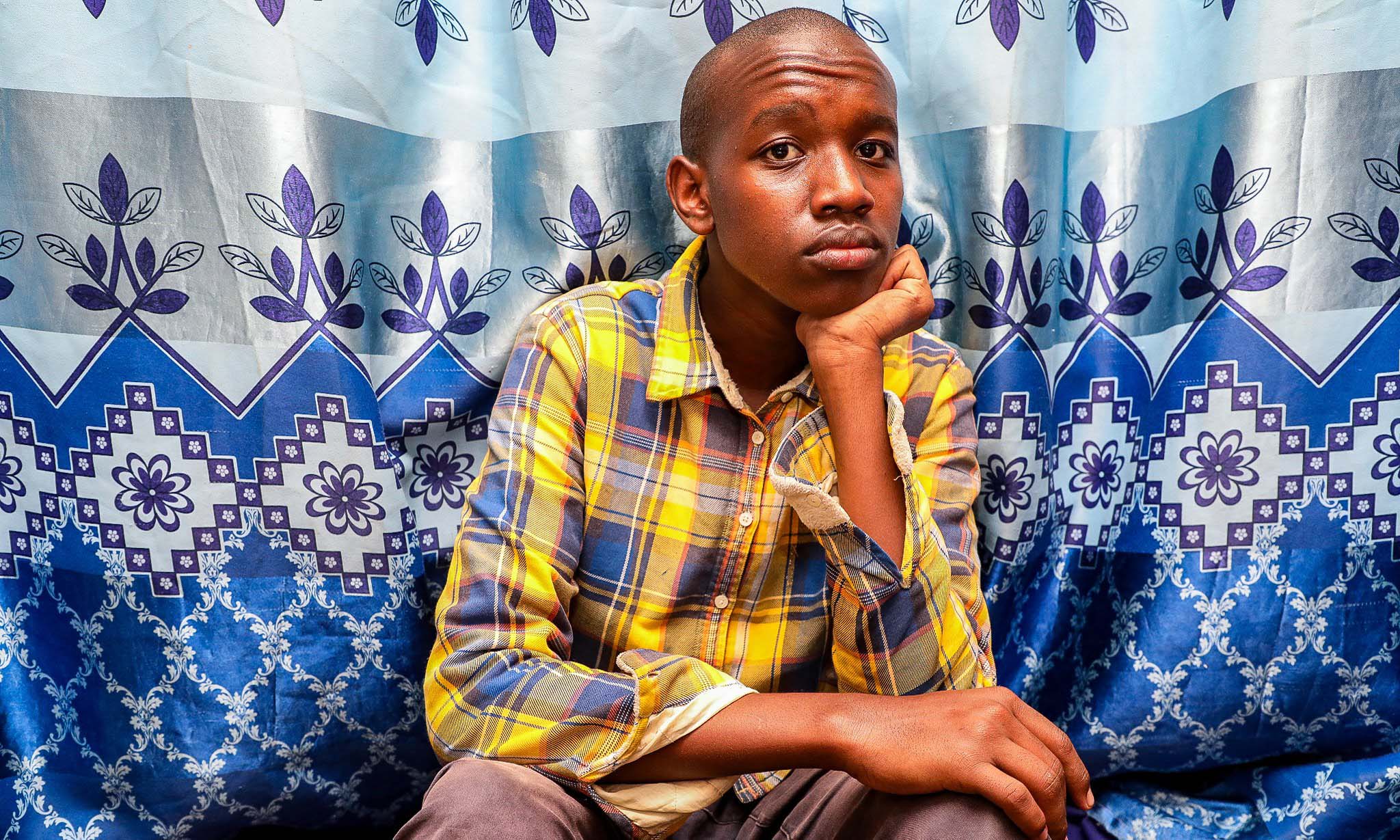 Mvulana aliyeitwa shule ya Alliance anaokota chupa kutafuta karo