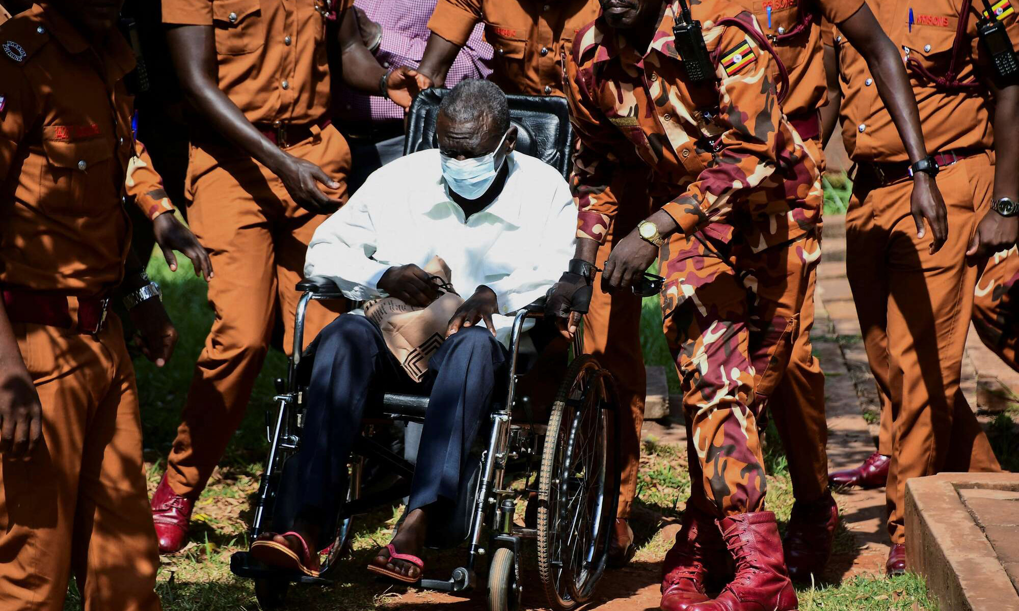 Besigye alemewa jela, akimbizwa hospitalini akiwa ‘hali mahututi’