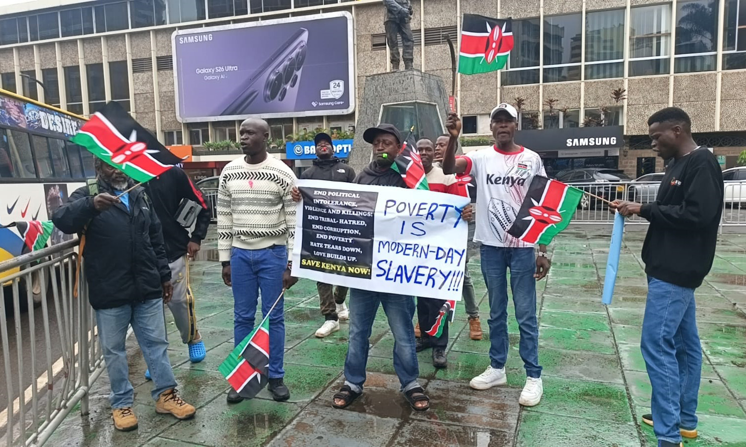 Tazama jinsi waandamanaji wa kupinga bei za mafuta walivyonyanyuliwa na kutupwa gari la polisi