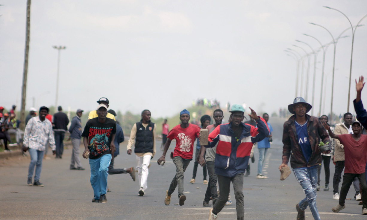 Wanahabari wa Nation Media Group wavamiwa na kuporwa Thika Road