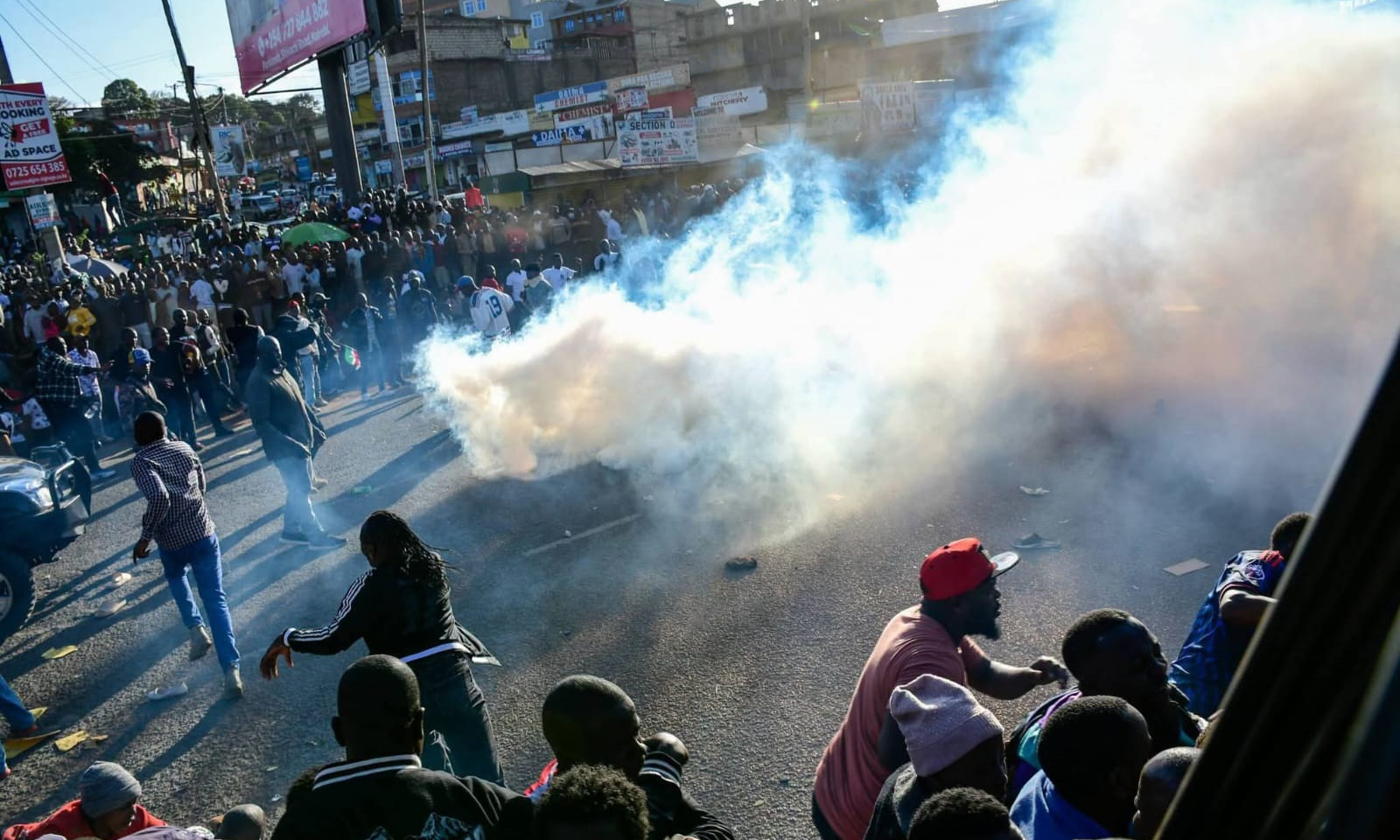 Taharuki fupi ya vitoa machozi mkutano wa Linda Mwananchi Meru vijana wakisaidiana kuzima